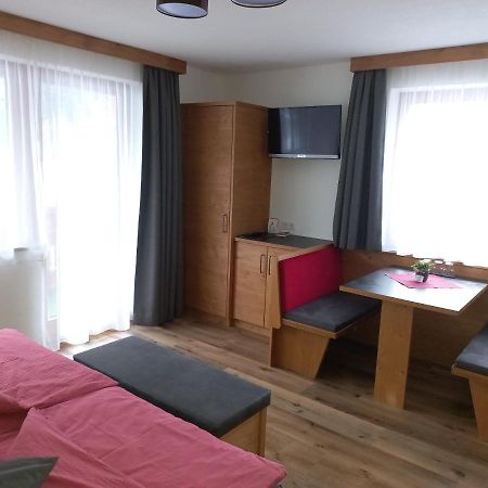 Appartamento Haus Alpenflora Flirsch Esterno foto